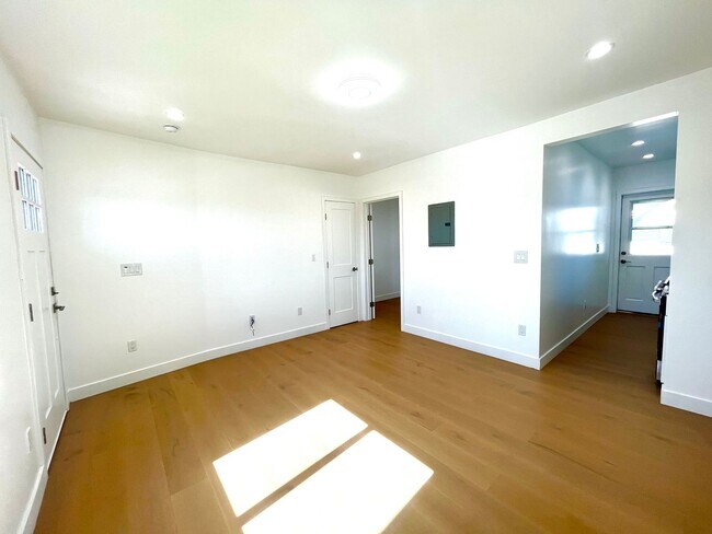Building Photo - 624