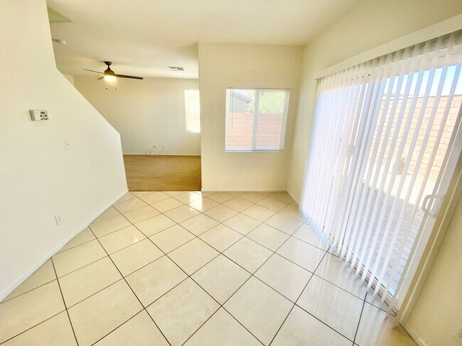 Foto del edificio - STUNNING 2-STORY 4 BEDROOM/ 2 FULL BATH  P...