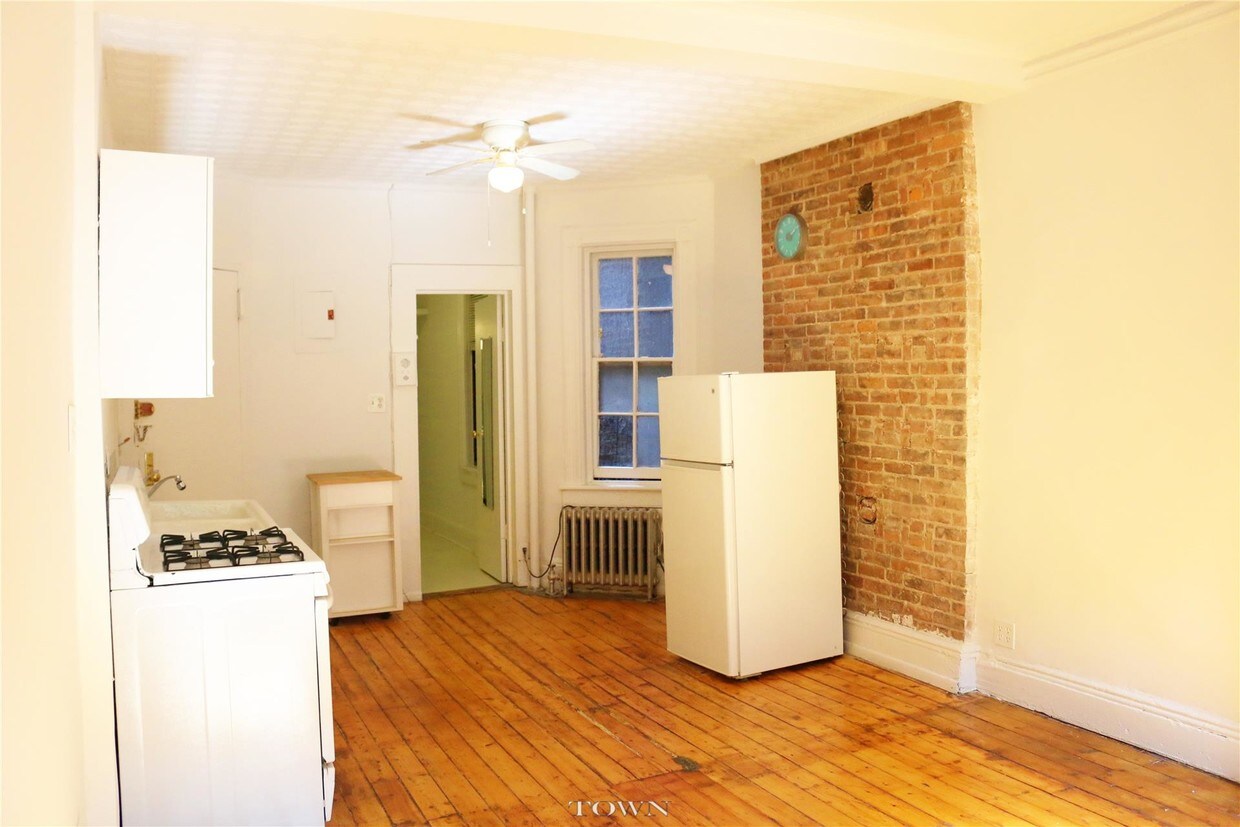 Building Photo - 175 Bleecker St