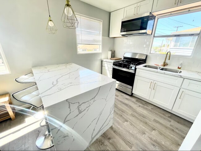 Building Photo - Fully Furnished 2BR Home with Huge Yard & ...