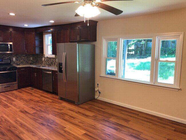Cocina/sala de estar/comedor de concepto abierto - 33 Wells Ave