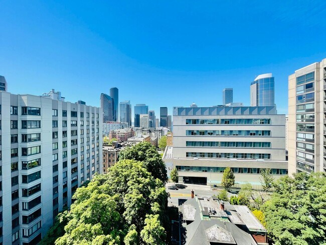 Foto del edificio - Spacious 2 Bedroom Condo with Private Balc...