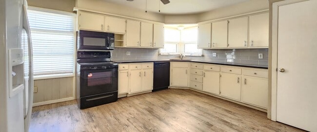 Building Photo - SPACIOUS 3/1/2 FOR LEASE CLOSE TO MEDICAL ...