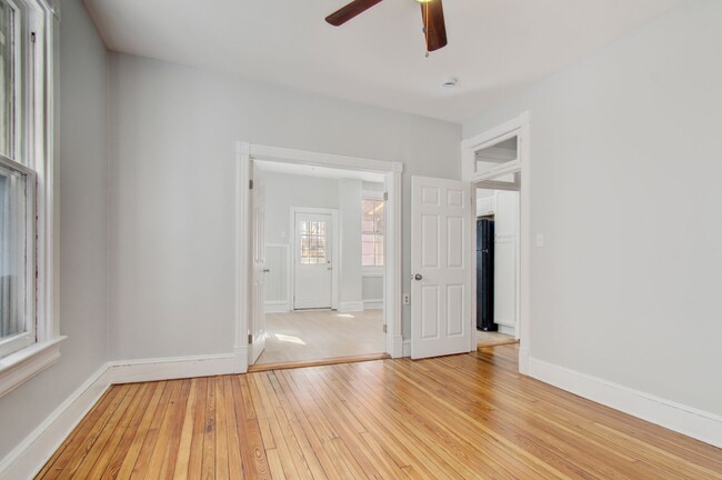 Building Photo - Large 5BR/2BA Row home newly renovated
