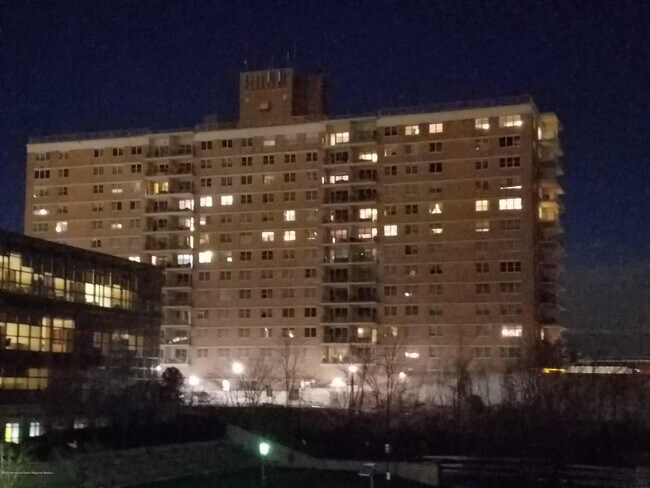 Foto del edificio - 28 Riverside Ave