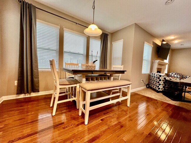 Foto del edificio - Executive corporate rental features community pool. Fully furnished and includes all utilities.