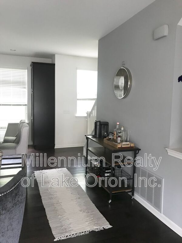 Foto del edificio - 1061 N Sherman Dr