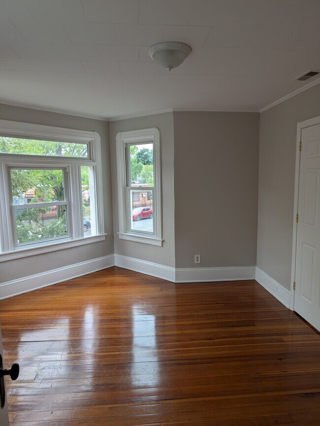 Foto del edificio - 693 Belmont Ave