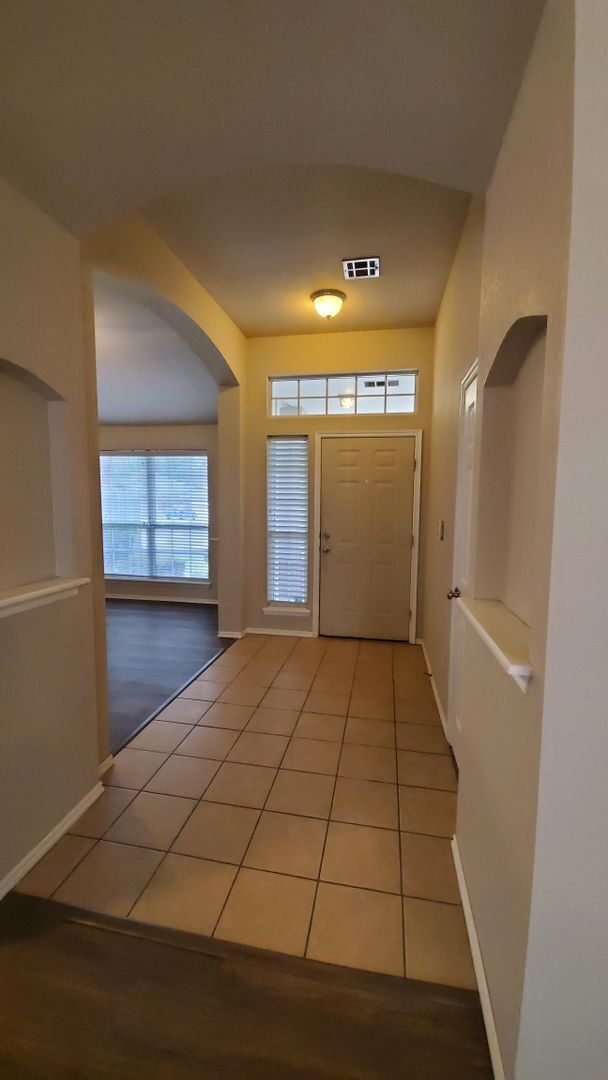 Building Photo - Royal Oaks Addition! (3) Bed + Study! 1800...