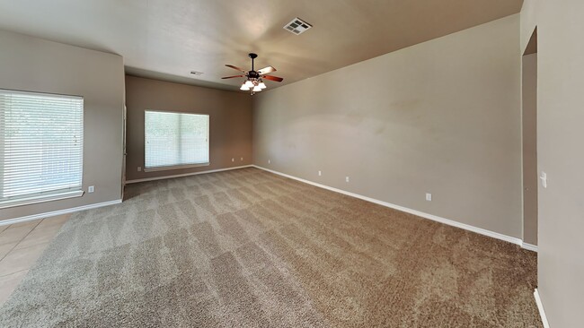 Building Photo - Very Nice 3 bedroom 2 bath home in Yukon s...
