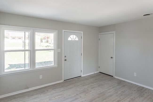 Foto del edificio - THREE BEDROOM/ONE BATH - CONVENIENT LOCATION!