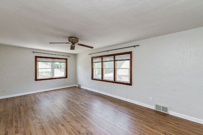 Foto del edificio - Charming 3-Bedroom with 2 Full Baths in the Heart of Lemont