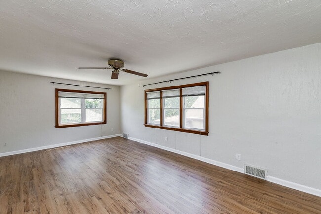 Building Photo - Charming 3-Bedroom with 2 Full Baths in the Heart of Lemont