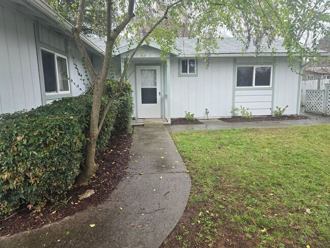 Foto del edificio - 3 bed 1 bath  Home for Rent in Grants Pass
