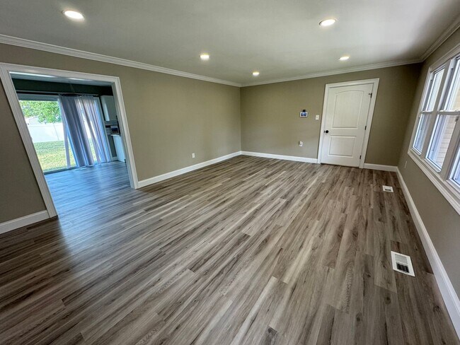 Building Photo - Willingsboro 4 Bedroom House