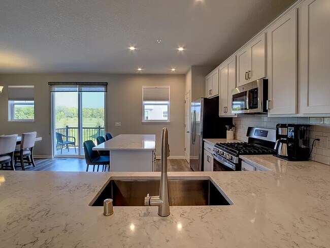 Foto del edificio - 7019 Cranesbill Ct