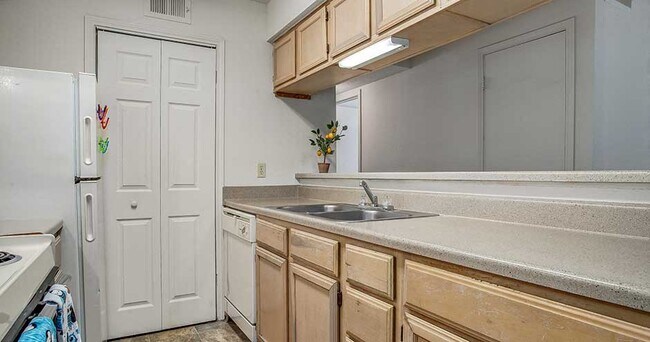 Foto del edificio - Whispering Lake Apartments