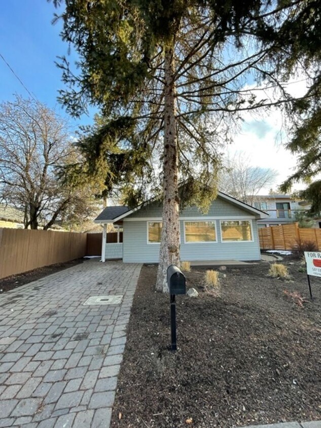 Primary Photo - Cozy Westside Home with A/C and large outd...