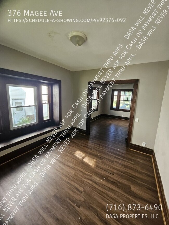 Foto del edificio - 376 Magee Ave