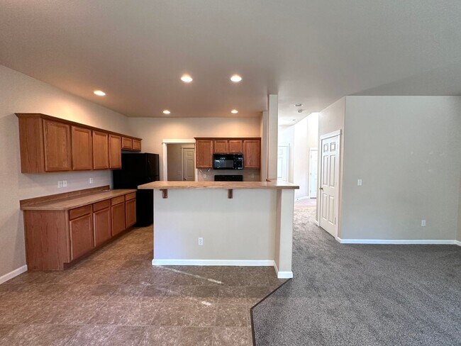 Foto del edificio - BEAUTIFUL 3 BEDROOM AND 2.5 BATHROOM TOWNHOUSE IN SOUTHWEST REDMOND!