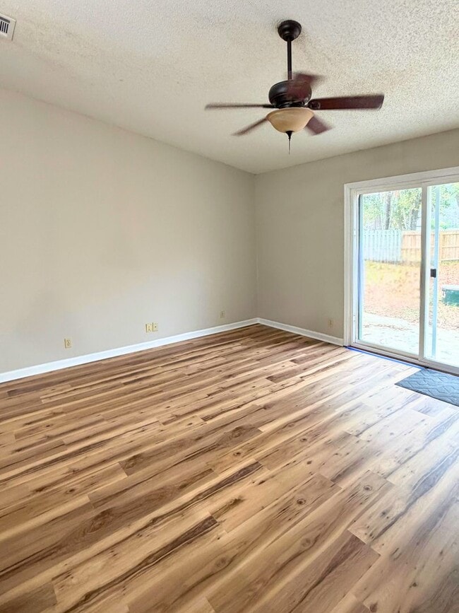 Building Photo - 4/2 with LARGE fenced in yard and recently renovated!