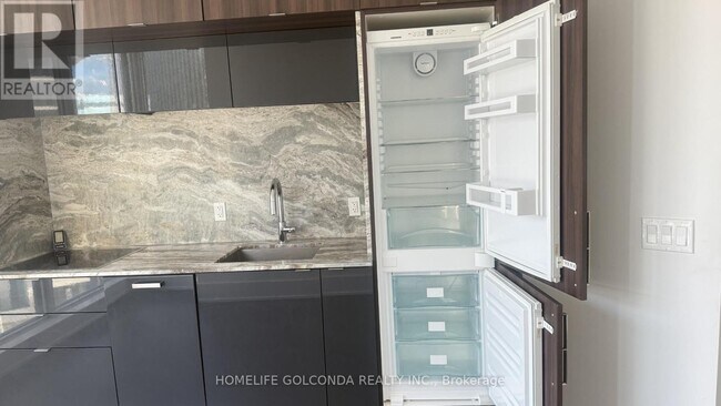 Photo du bâtiment - 1 Edgewater Dr