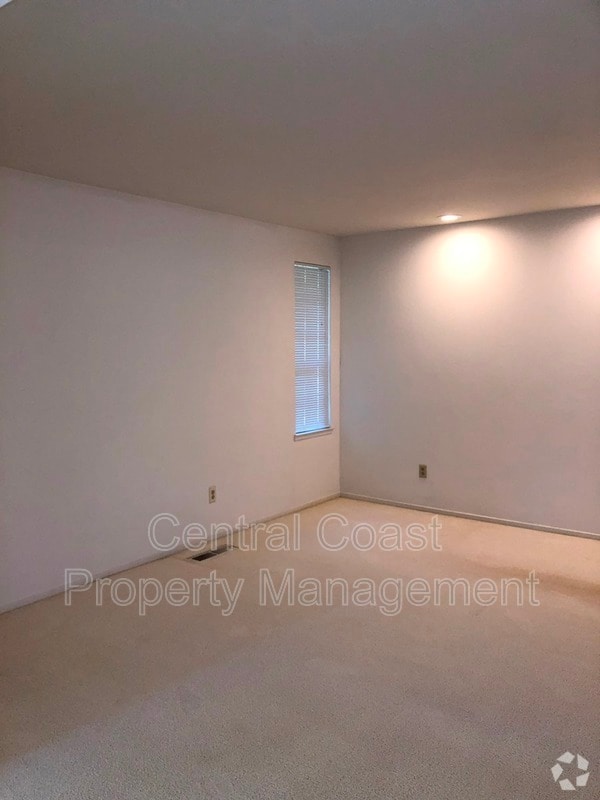 Building Photo - 2884 Sloat Rd