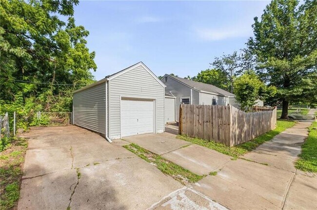 Building Photo - 2300 E 55th St