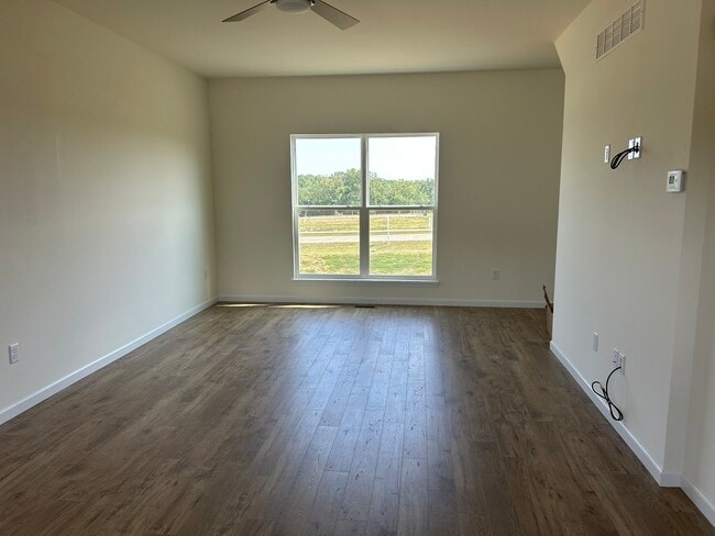 Sala de estar principal - 112 Day Lily Ln