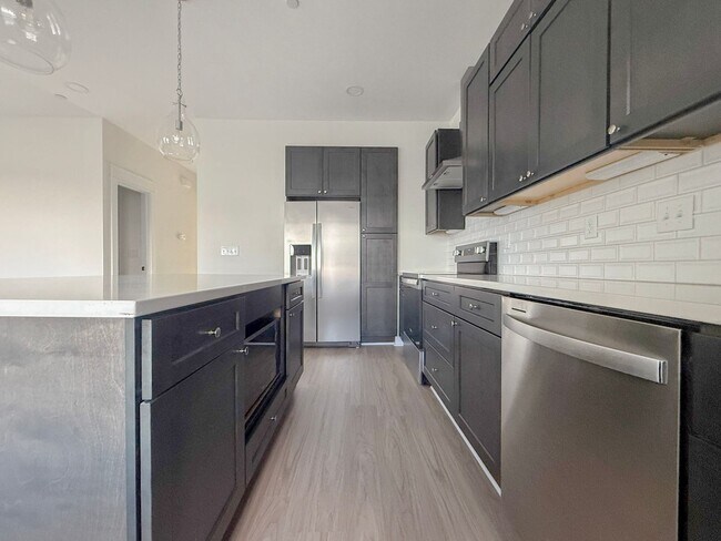 Foto del edificio - Spacious 4-Bedroom Townhome at Highbury + Summer Special