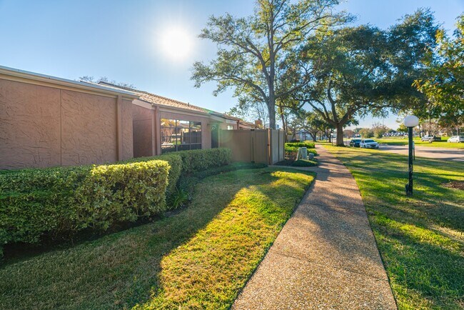 Foto del edificio - 2445 Briarwest Blvd