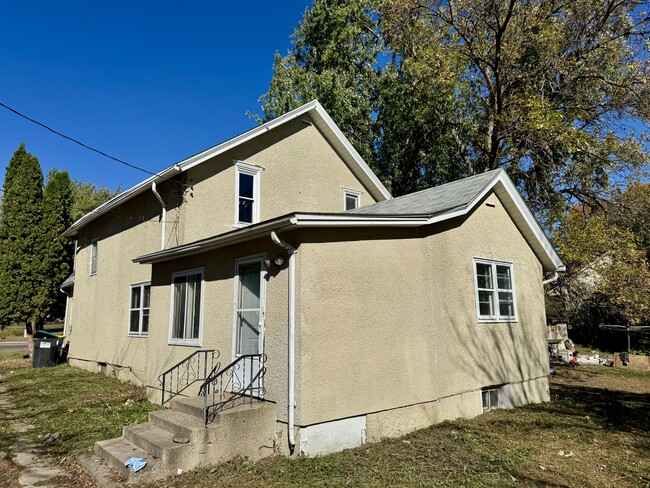 Building Photo - 530 Simon Ave W