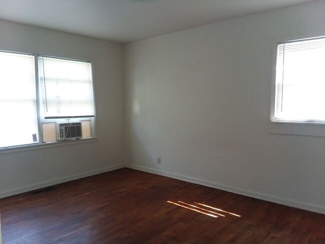 Building Photo - Spacious 3 bedroom and 1 bathroom