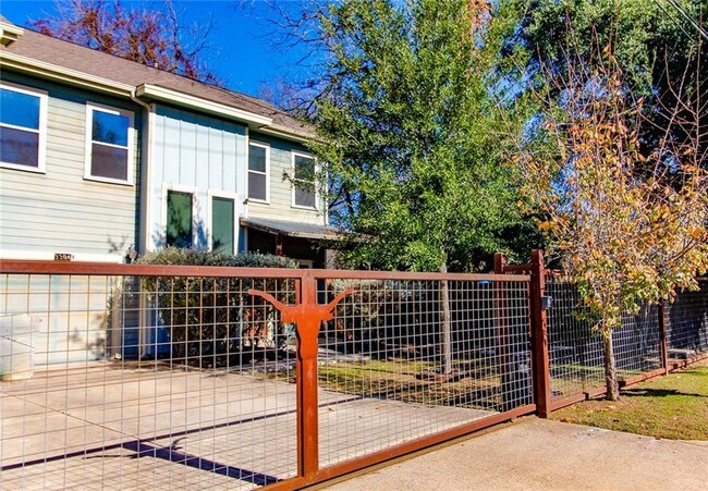 Building Photo - 3304 E 5th St