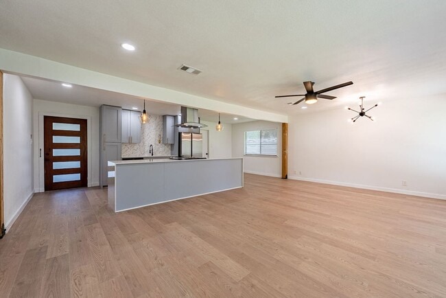 Foto del edificio - Charming 4 Bed, 2 Bath Cottage with Modern...