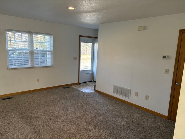 SALA DE ESTAR DESDE EL MEDIO - 114 Willadine Dr