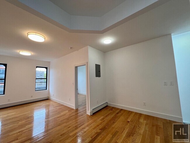 Building Photo - 3BR 2BA Sunny Top-Floor-Thru In Commuter H...