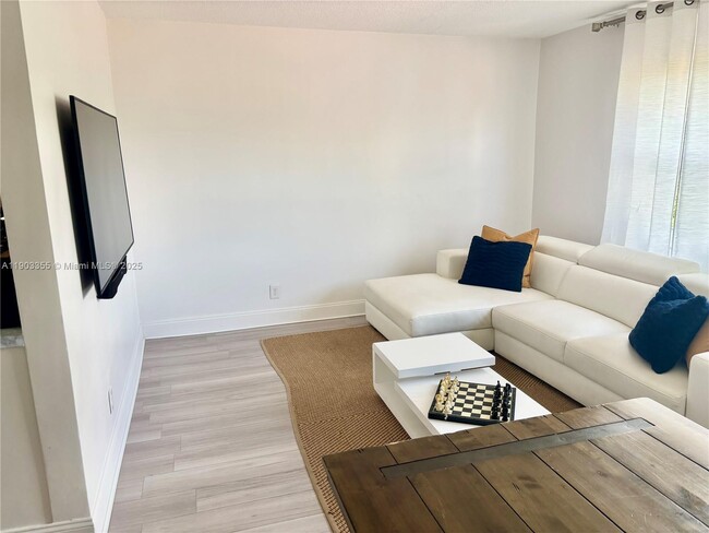 Building Photo - 1855 Plunkett St