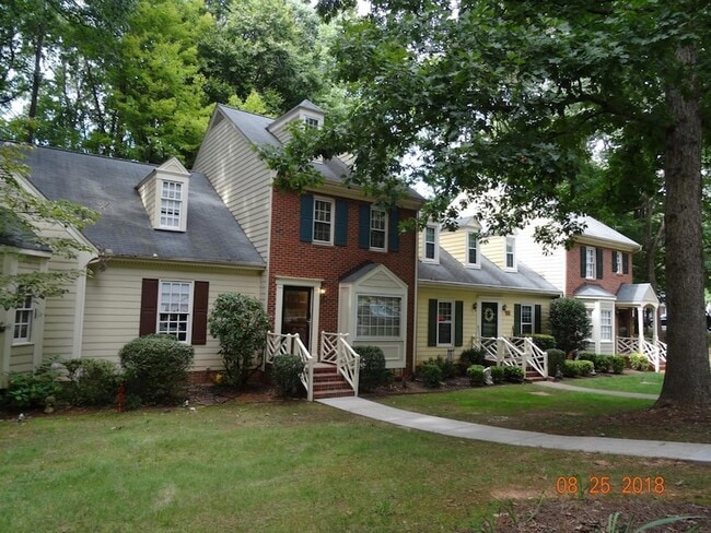 Building Photo - 111 Hedgerow Ct