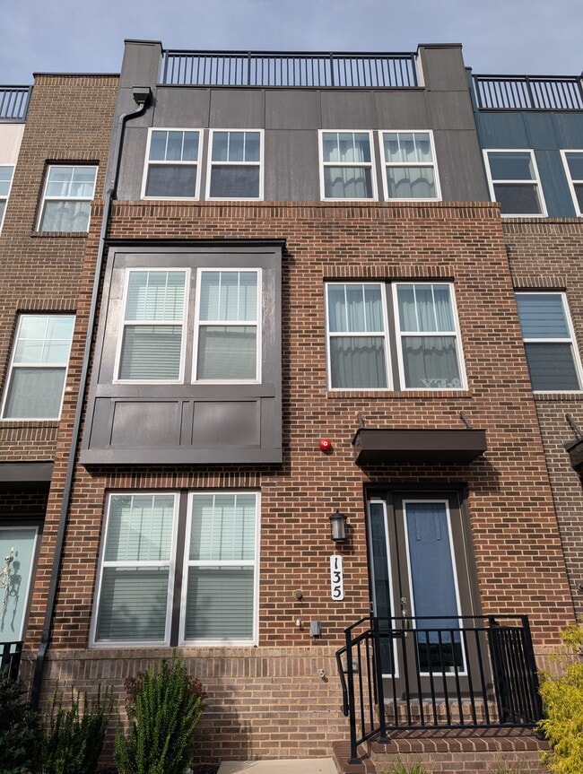 Building Photo - 135 Dickenson Dr