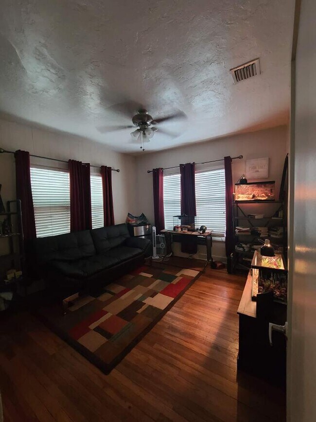 Dormitorio 2 - 302 N Euclid Ave