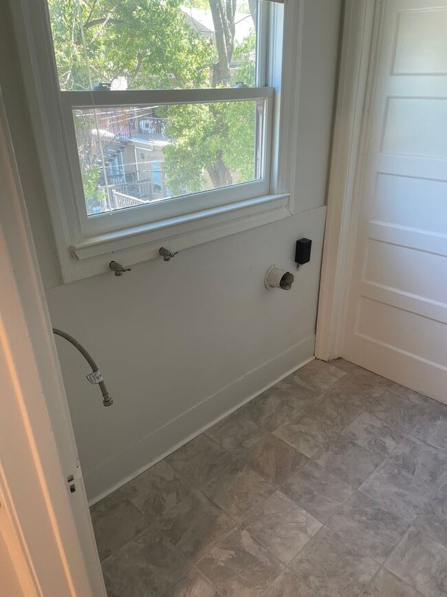 Foto del edificio - Two Bedroom 1 Bathroom Upstairs Unit