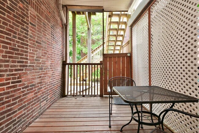 Building Photo - 385 Meridian St