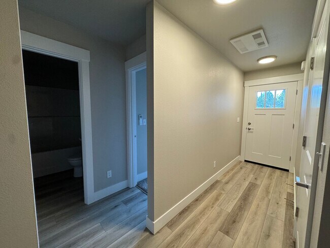 Foto del edificio - New Green Area 3-Bedroom, 2-Bath Duplex with Garage