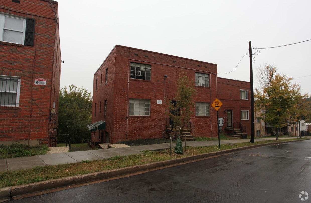 Building Photo - 4221 Brooks St NE
