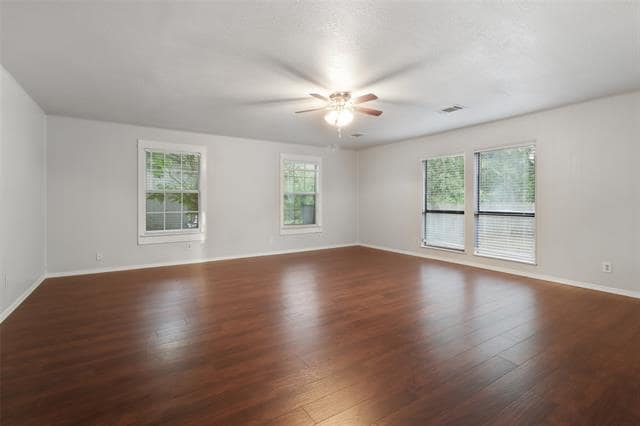 Building Photo - 1415 Oakwood Dr