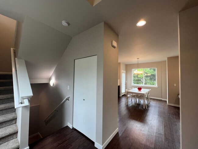 Foto del edificio - Move-In Special! 1/2 Month Off Rent! Newer 5-Bedroom House South Side of Bellingham