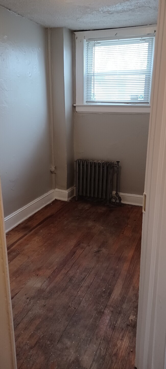 Room1 - 3215 Ravenwood Ave