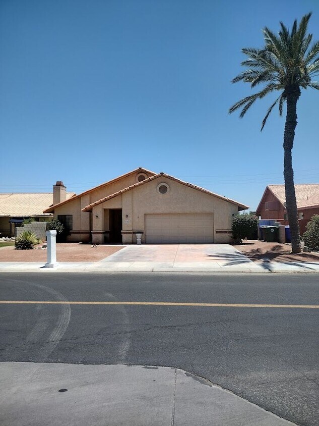 Primary Photo - 3 Bed / 2 Bath Home with 2 Car Garage and ...