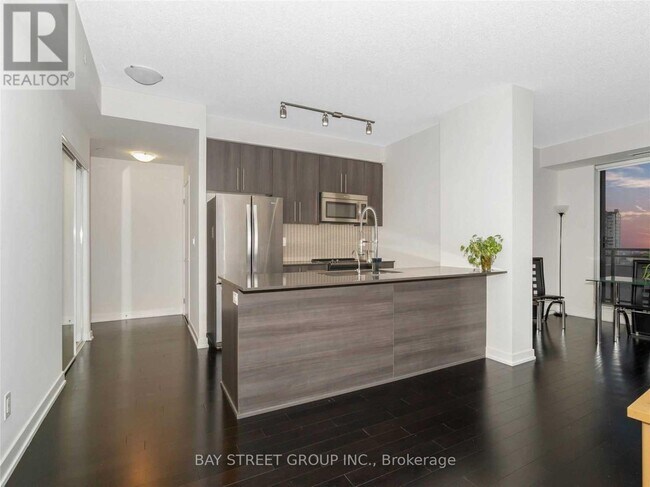 Building Photo - 510-510 Curran Place